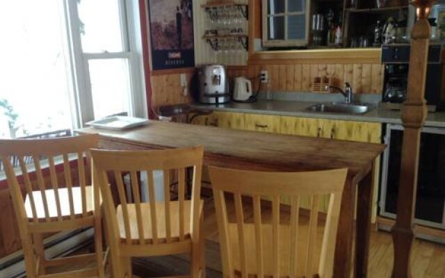 Table dans les nuages