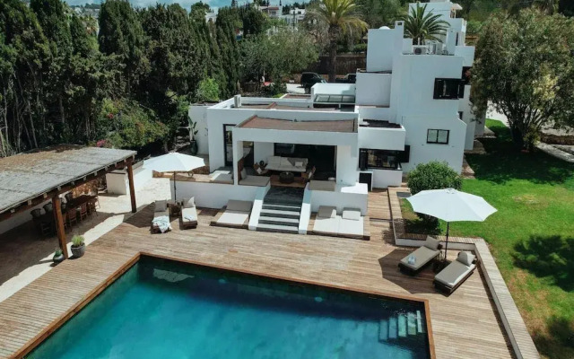 Luxurious Villa With Bright Terrace