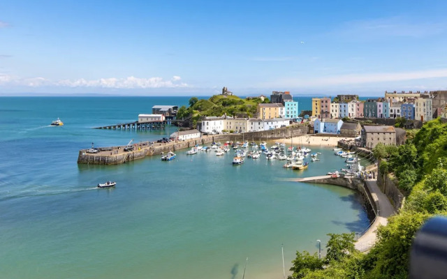 Tenby Studio Apartment - Stroll to Beach and Town