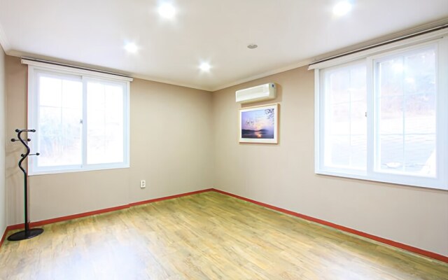 Goseong Hwapoli Pension