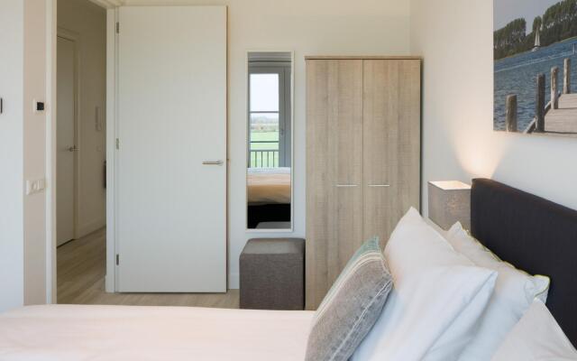 Modern Penthouse, 2 Bath Rooms Close to Lake Veere