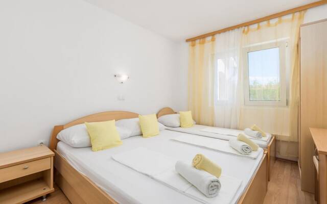 Beautiful Apartment in Lopar With 3 Bedrooms and Wifi