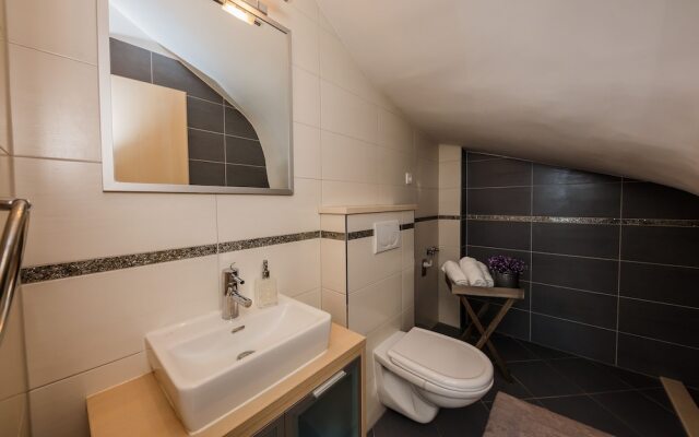 Luxury Secluded Villa w. Pool, Jacuzzi and Garden