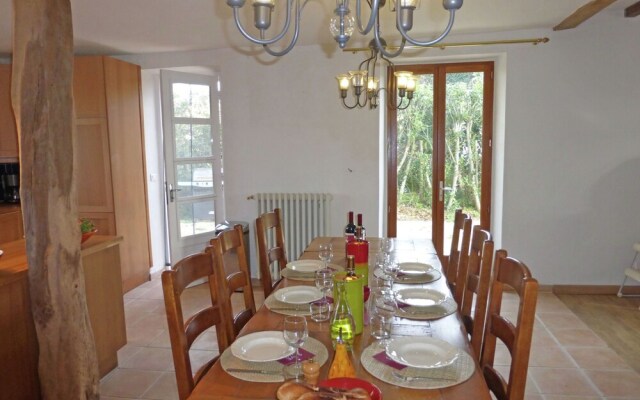 Luxurious Villa in Cazaubon with Swimming Pool