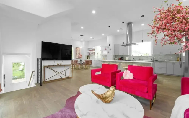 Downtown Houston 3BR Bachelorette Escape