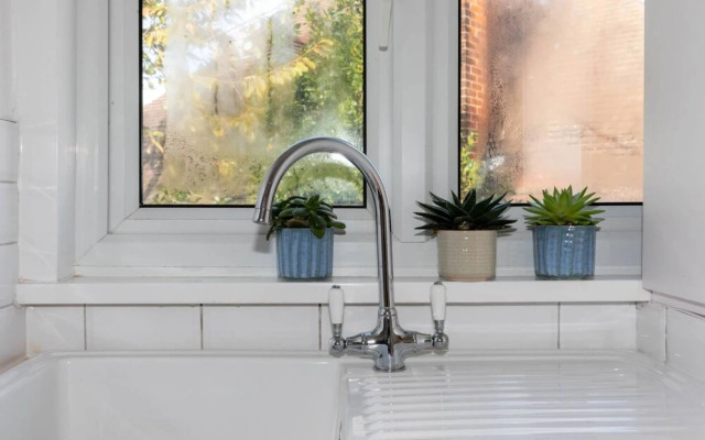 Bright 1 Bedroom Flat Near the Tube