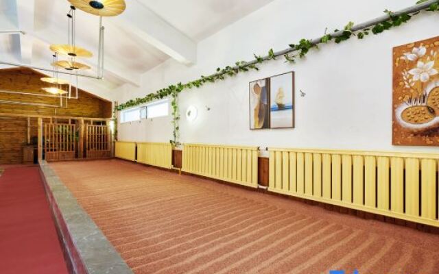 Manpu Tianmu Yangyan Hot Spring Hotel (Zhenbeibao Western Studios See Helan Performing Arts Town)