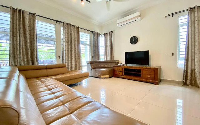 BNB Casa Grande at Rawang - spacious, 15 pax and WiFi