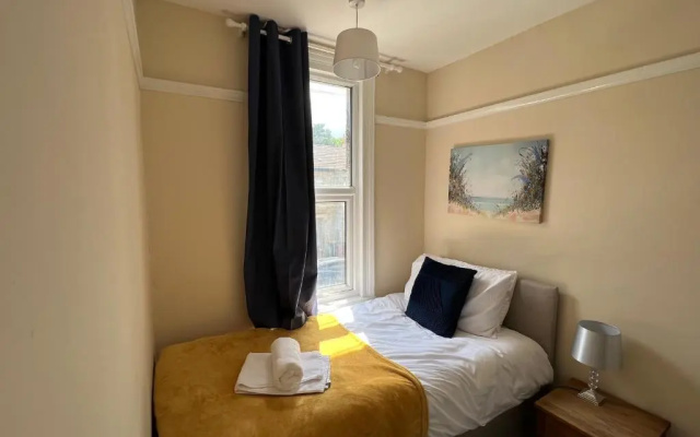Comfortable King Bed - Location - Contractors - Family - Parking