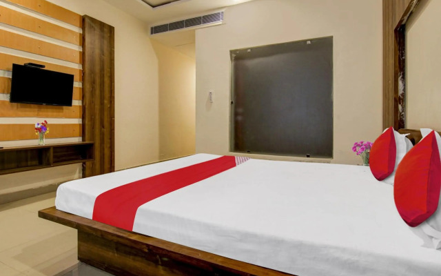 OYO Flagship 80495 Table And Talk