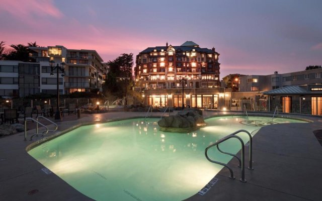 Oak Bay Beach Hotel