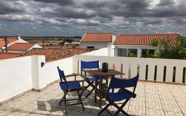 Charming 5-bed House in Granja