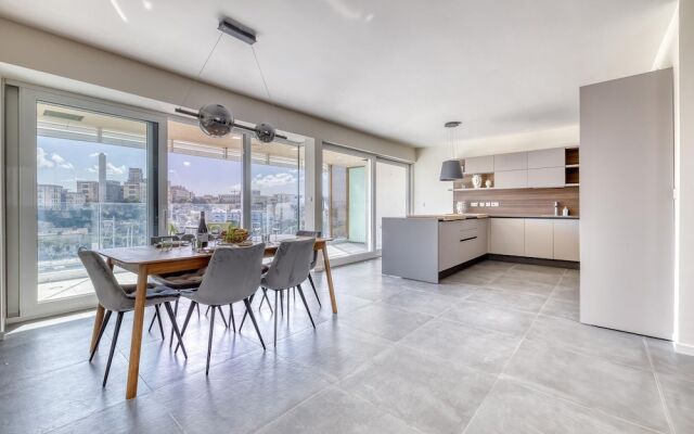 Stunning 3BR Apartment With Marina Views