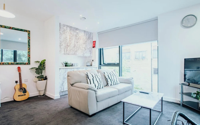 Airy and Bright Apartment in City Center