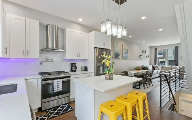 Luxury Roofdeck Retreat 4-bdrm Near Penn Chop