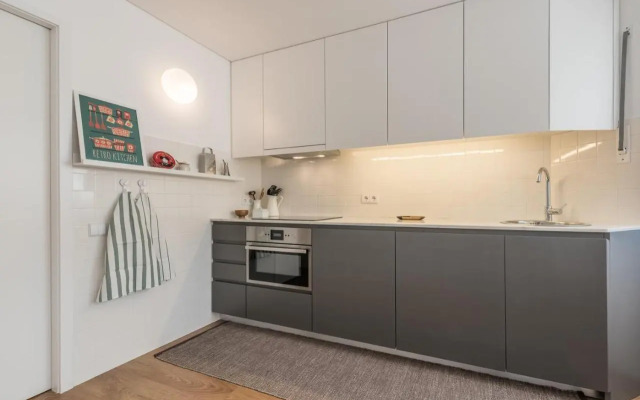 GuestReady - Orange Basket Flat