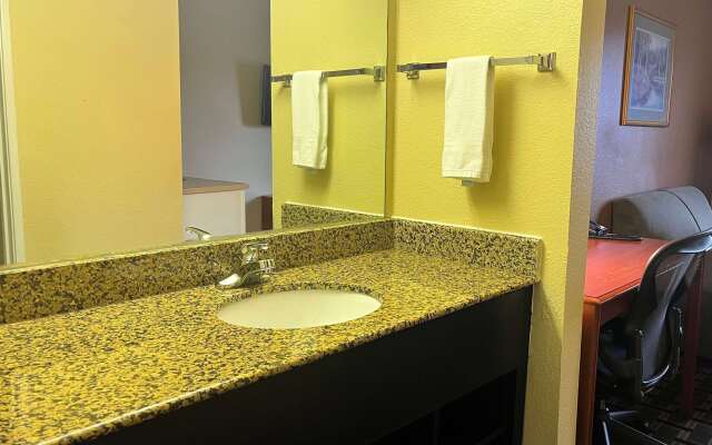 Super 8 by Wyndham Indianapolis/NE/Castleton Area