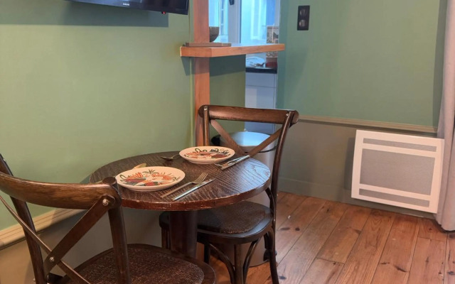 Le Village Montmartre by Hiphophostels