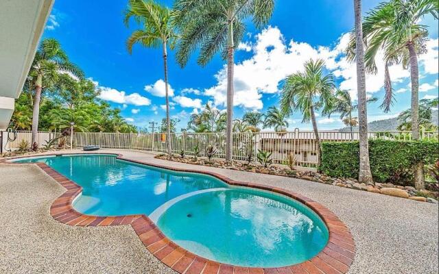 2BR Apartment with Stunning Ocean Views