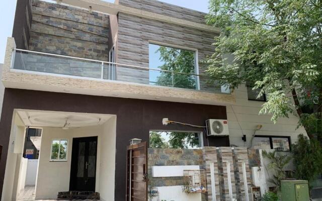 Independent Villa in DHA Phase 6 Lahore Three 3 Bedroom Full House
