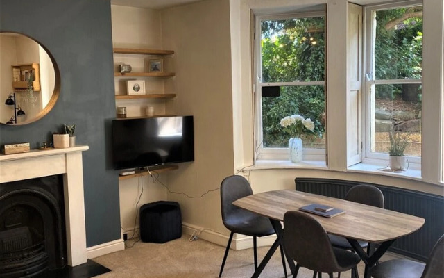 Restful Victorian Apartment With Garden and Deck