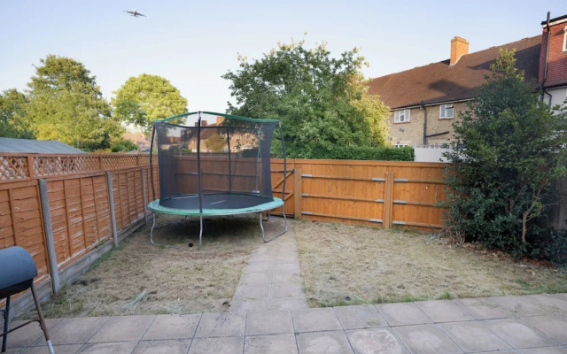 D'luxe 5 Beds Home in Isleworth London