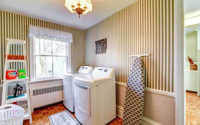 Bowling Green House w/ Shared Pool!