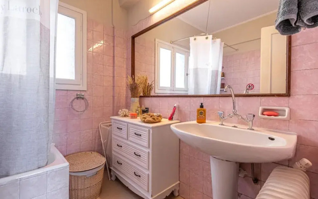 Chic 2BR Bright Penthouse With Open Wood Staircase