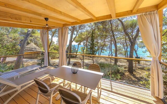 Pine Beach Pakostane Glamping Homes - All Inclusive light