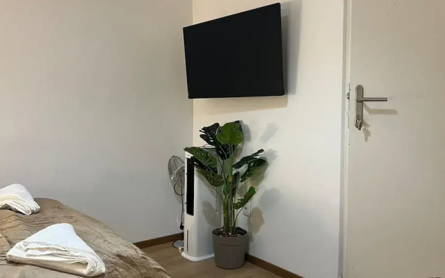 Private Room for Long Term Near Rennweg