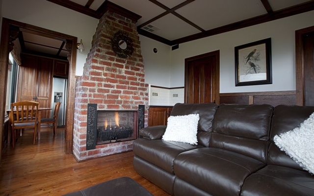 A Cottage with a View at Tudor Ridge – Guest Rooms – Melbourne