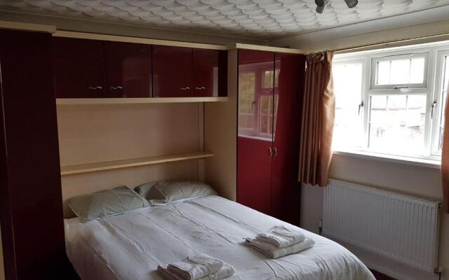 Spacious Swindon 5 bedroom house - sleeps up to 10