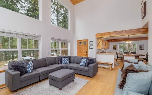 Just Plain Getaway 3 Bedroom Home by NW Comfy Cabins by RedAwning