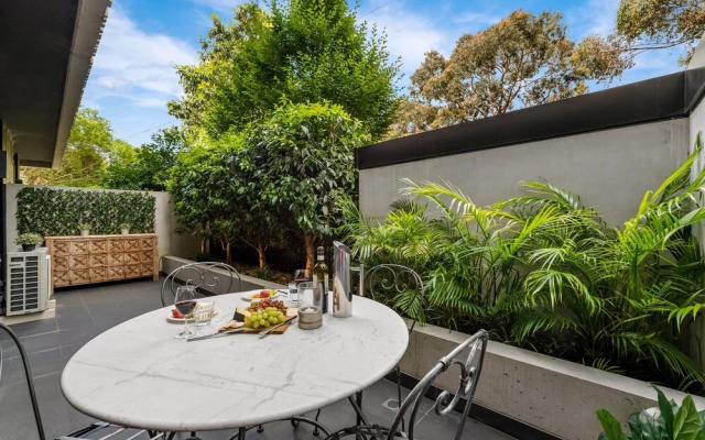 StayCentral - Hawthorn East - Study, 2 Car spaces