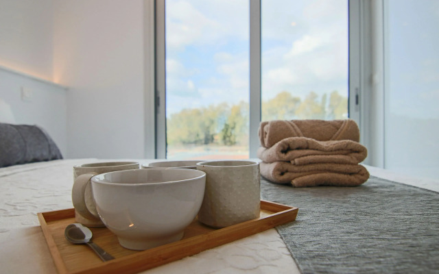 Phaedrus Living: Executive Harbour Suites 203