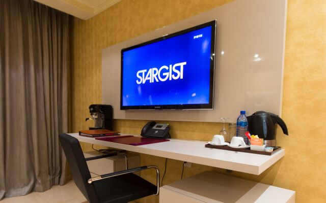 Victoria Crown Plaza Hotel