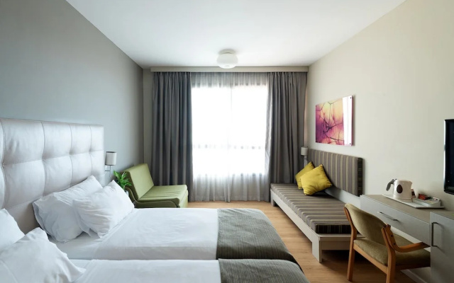 Shefayim Hotel