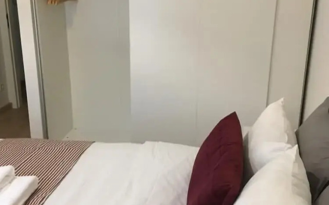 Modern 3 Beds In Convenient Location - Parking