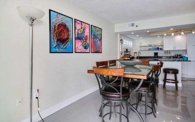 Trillium 5C Beach Front/private Balcony With Amazing Views/pool!