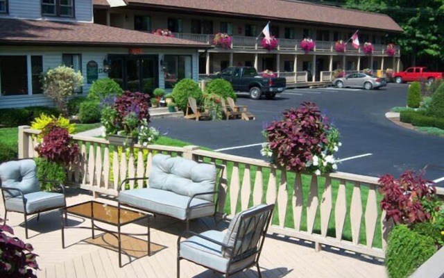 Tall Pines Motel