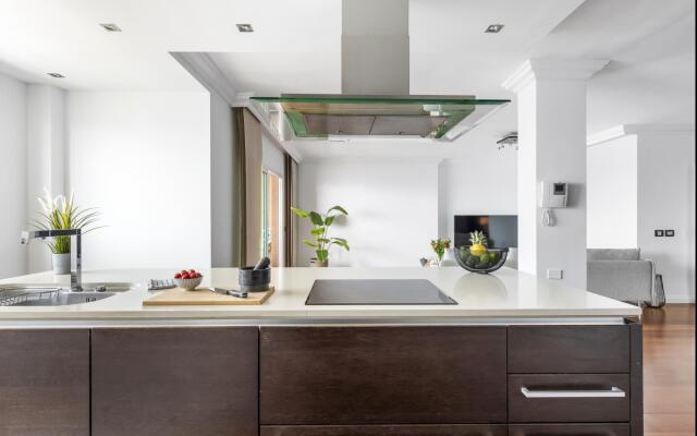 Spacious beach apartment with private parking