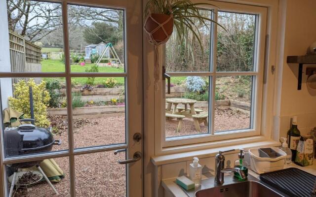 2 Bed Cottage - Sleeps 4 - Garden, Pets, Wifi