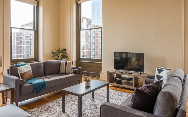 High-Rise Downtown Apts by Frontdesk