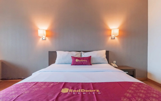 RedDoorz Premium near Paris Van Java Mall