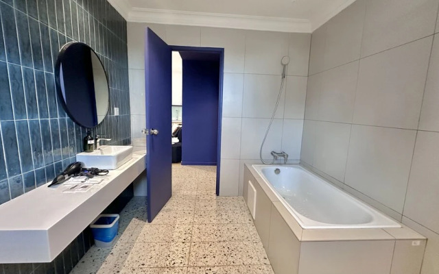 Ukiyo Hotel by manatidur