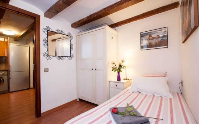 Rustic Poble Sec Apartment