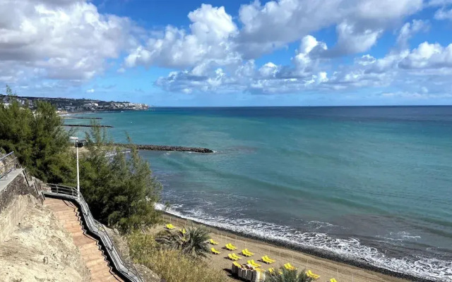 Renovated Apartment by the Beach and Yumbo Centre