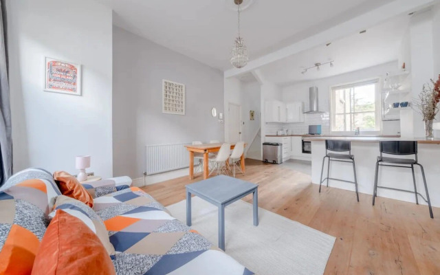 Lovely 3 Bedroom Apartment in Clapton With Garden
