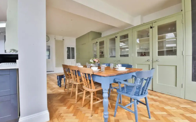 4 Bed House with Pool Table & Parking