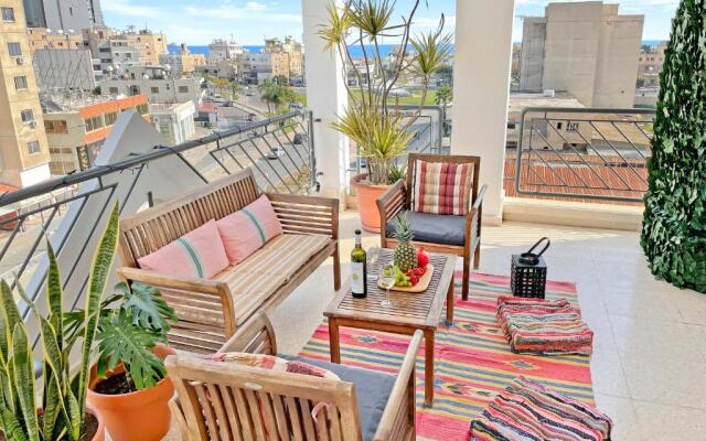 2BR Seaview Penthouse in center